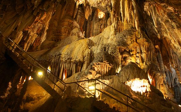 Viaje al centro de la tierra en la Cueva de Valporquero